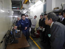 ディーゼルエンジンの燃焼圧力測定実験について説明する仁木主任研究員
