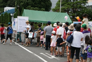 正門の受付付近に並ぶ人たち