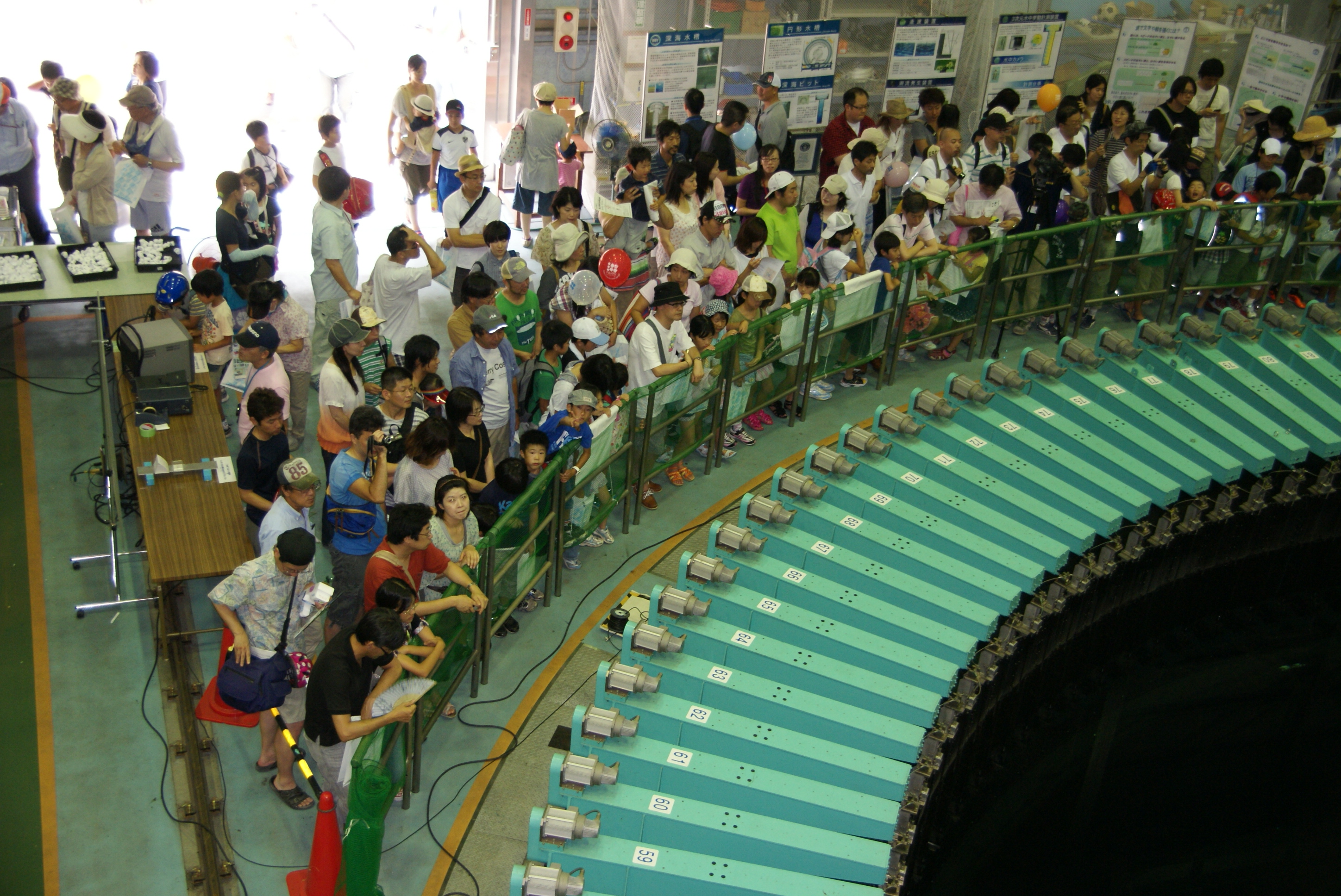 波のダンスショーを見学する（深海水槽）