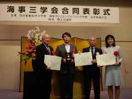受賞の様子（写真右）伊藤博子グループ長
