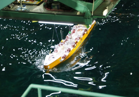 弾性相似模型船の水槽実験