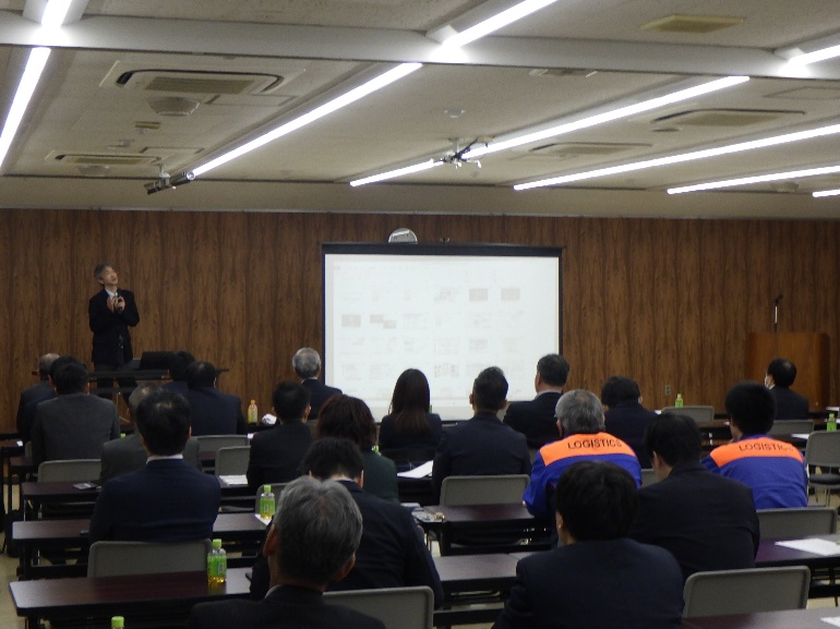 講演を行う宮崎上席研究員の様子