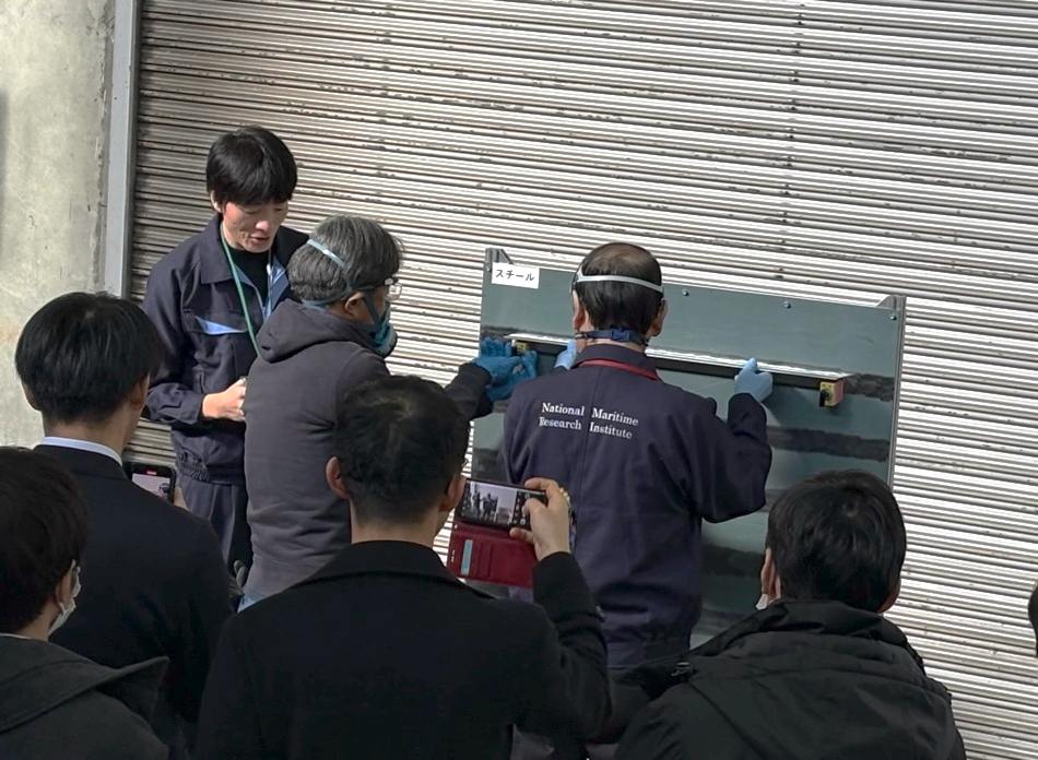 被着部材をモックアップに貼り付ける様子