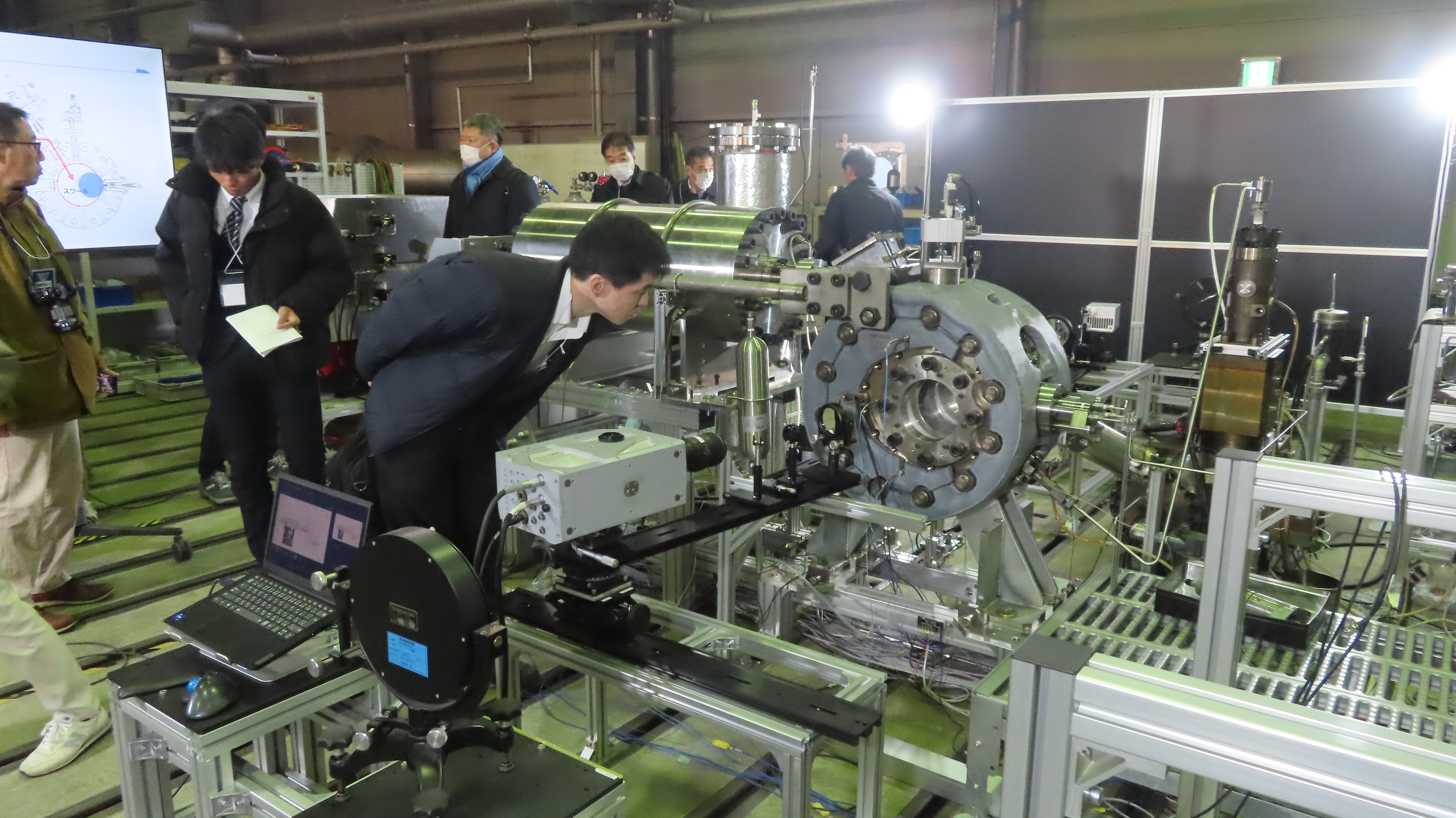 ラボツアーの様子1