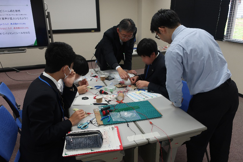 ゲルマニウムラジオを制作する様子