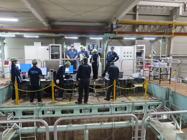 150ｍ水槽での計測・解析・運転の様子