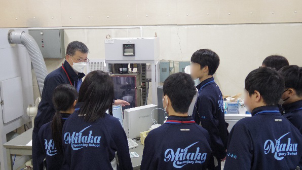 水に関する微量物質の計測技術の講義の様子